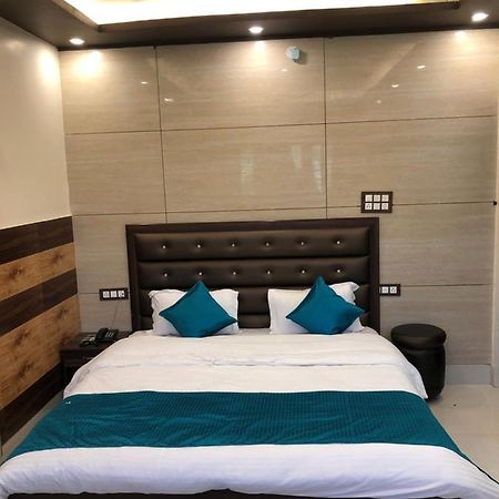 Hotel Famous Haridwar Bagian luar foto