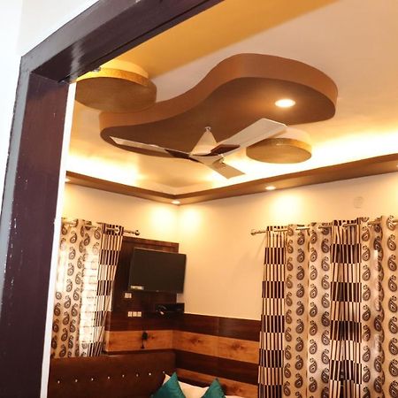 Hotel Famous Haridwar Bagian luar foto