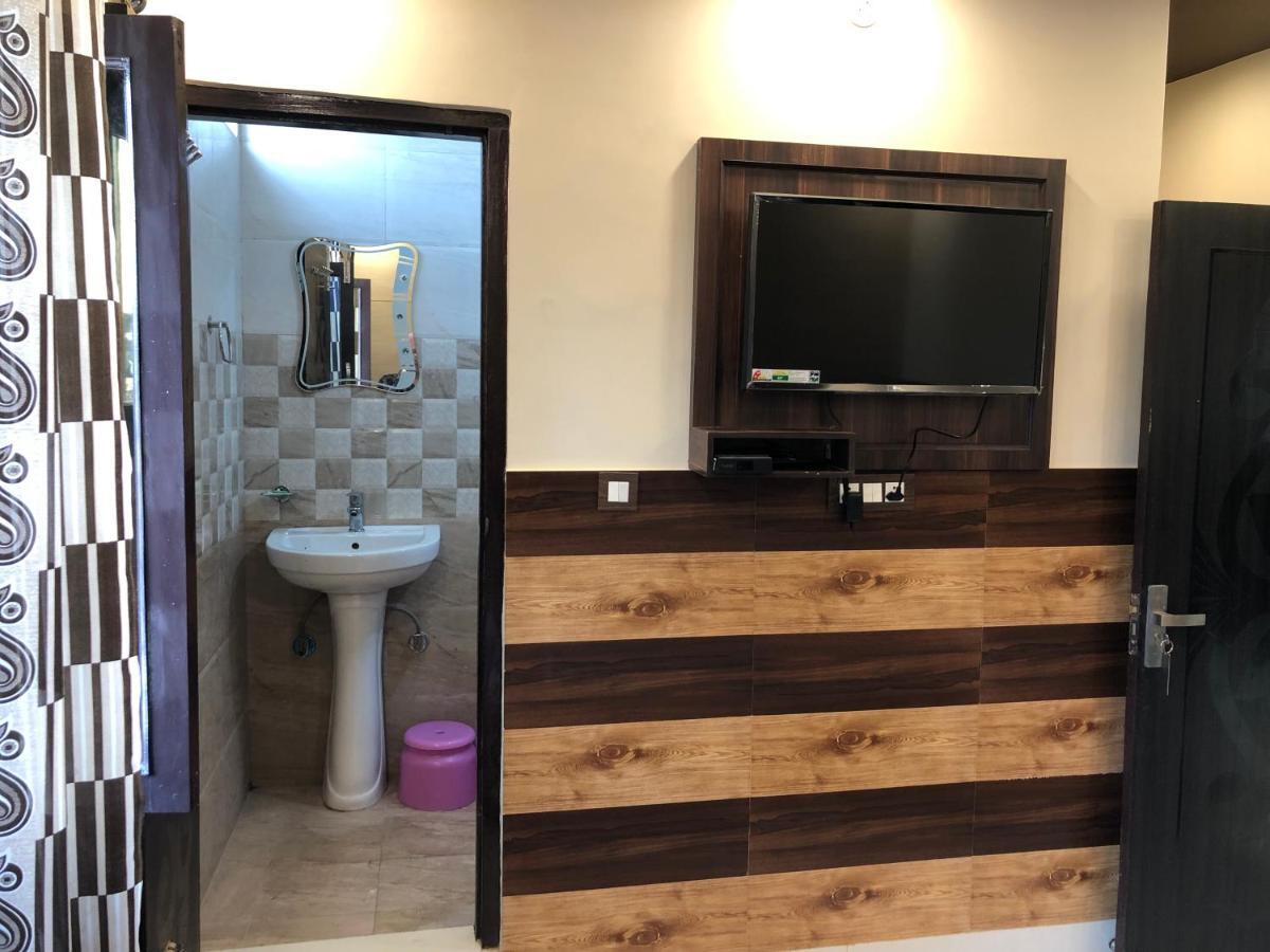 Hotel Famous Haridwar Bagian luar foto