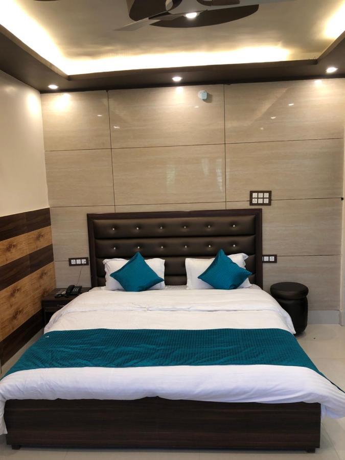 Hotel Famous Haridwar Bagian luar foto