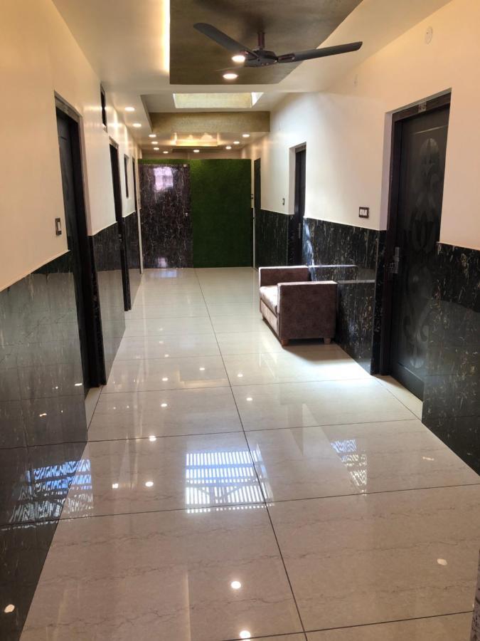 Hotel Famous Haridwar Bagian luar foto