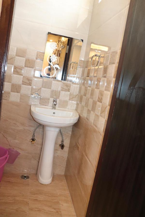 Hotel Famous Haridwar Bagian luar foto