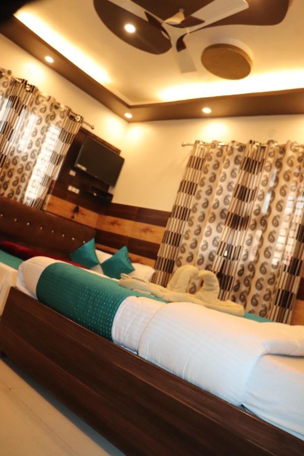 Hotel Famous Haridwar Bagian luar foto