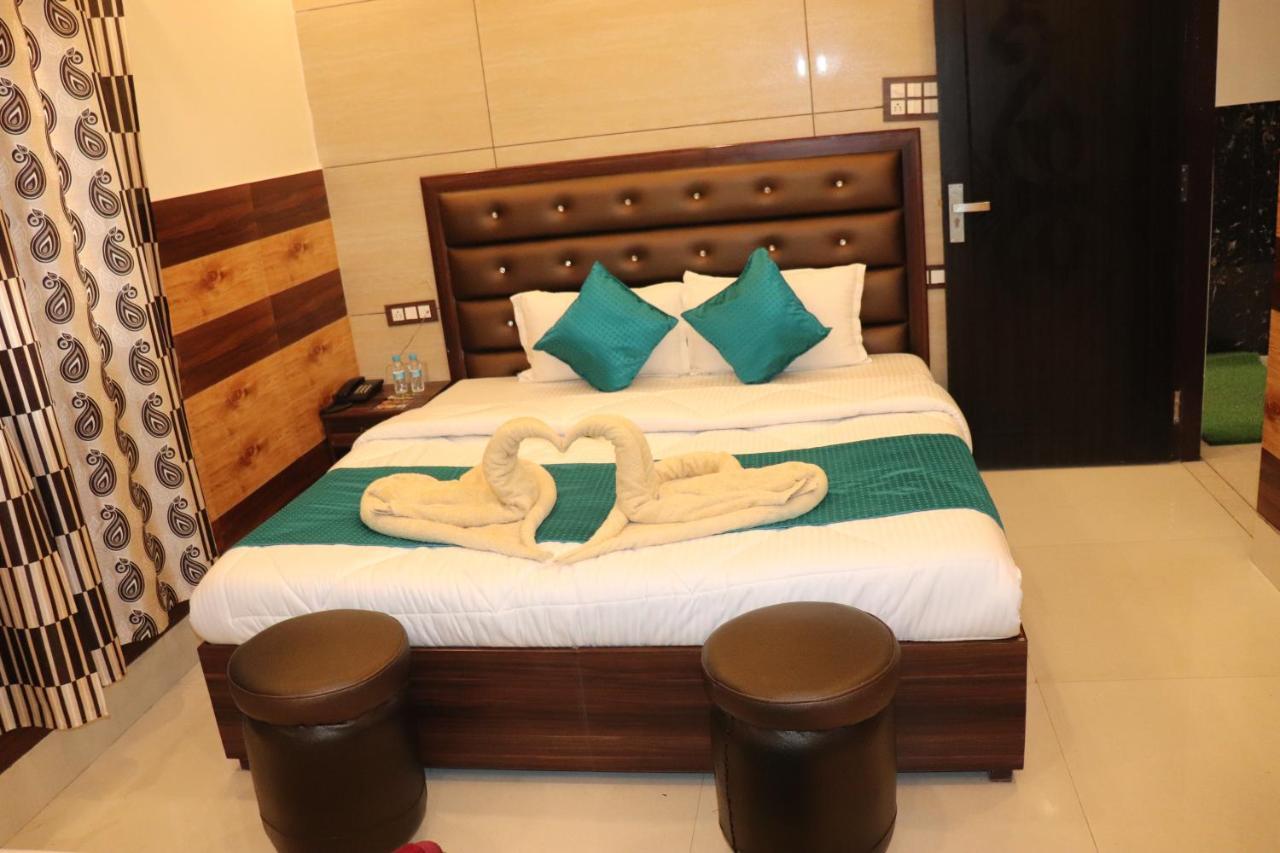 Hotel Famous Haridwar Bagian luar foto