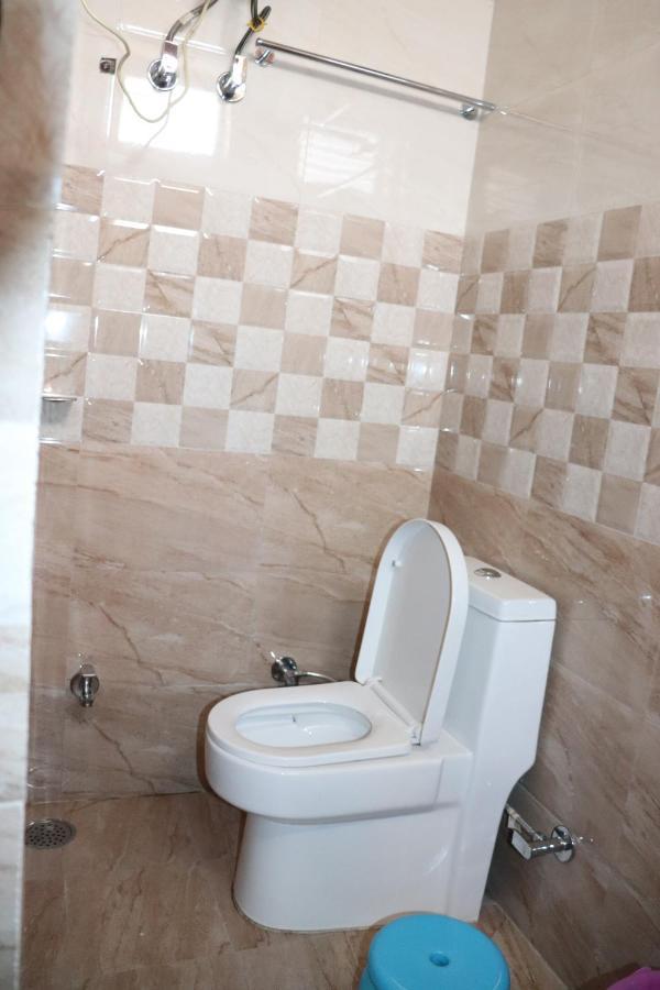 Hotel Famous Haridwar Bagian luar foto