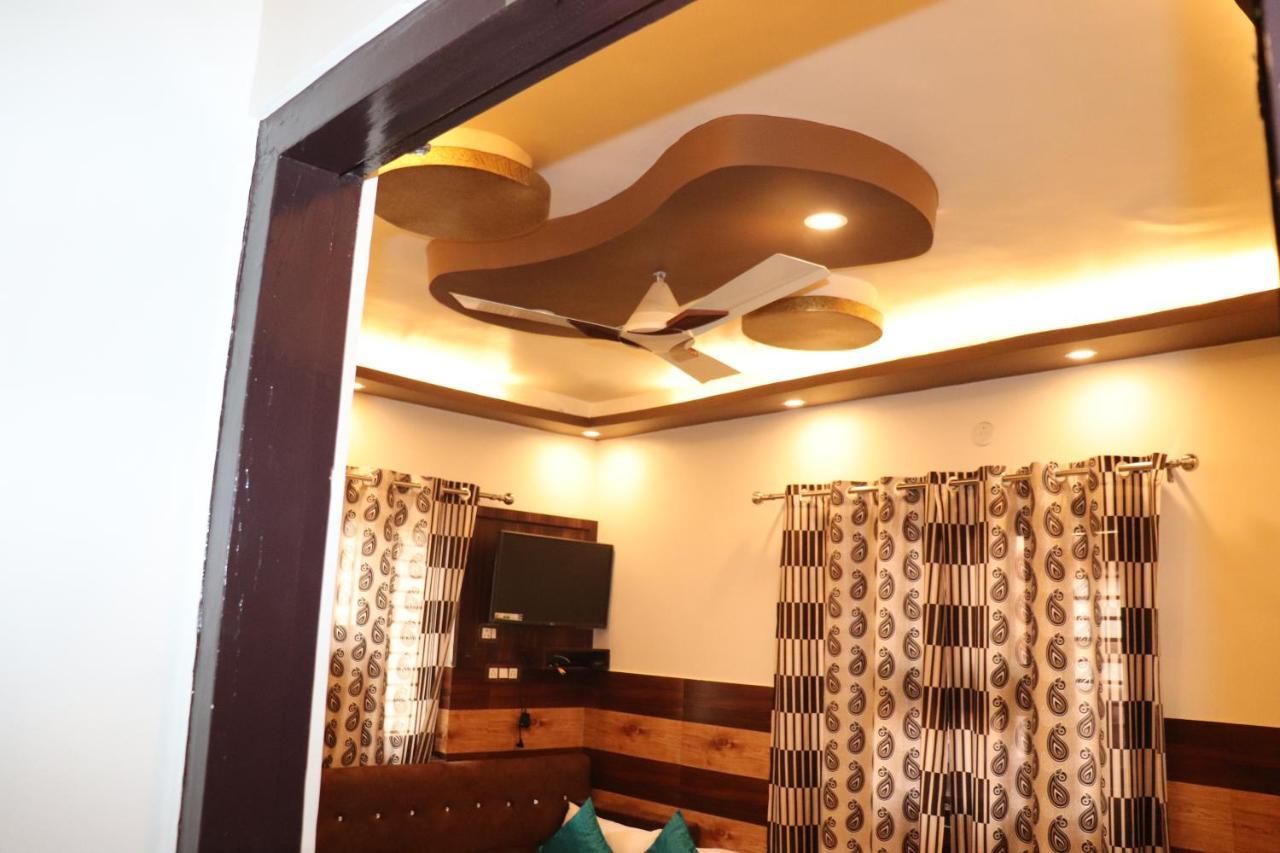 Hotel Famous Haridwar Bagian luar foto