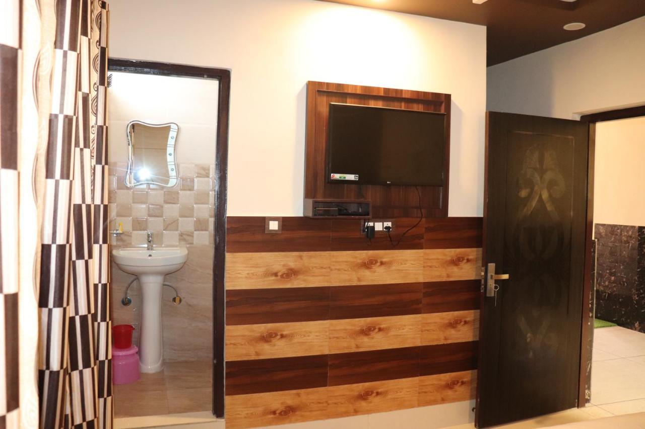 Hotel Famous Haridwar Bagian luar foto