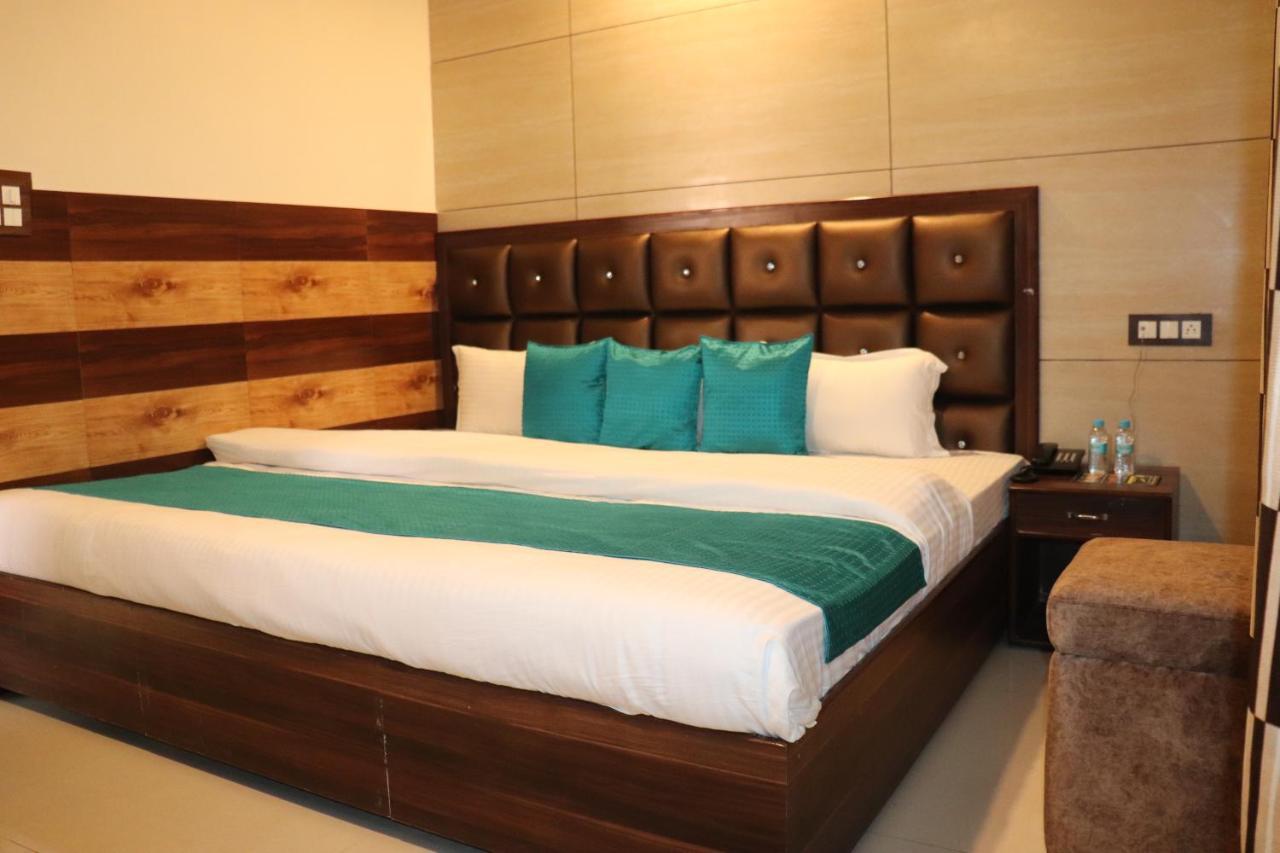 Hotel Famous Haridwar Bagian luar foto
