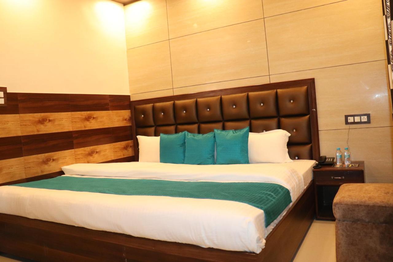 Hotel Famous Haridwar Bagian luar foto