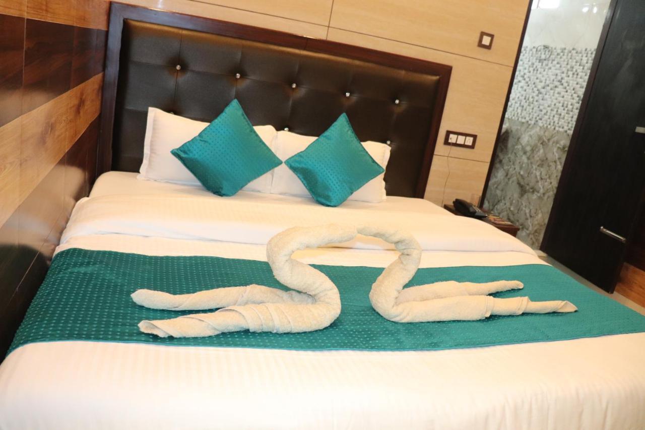Hotel Famous Haridwar Bagian luar foto