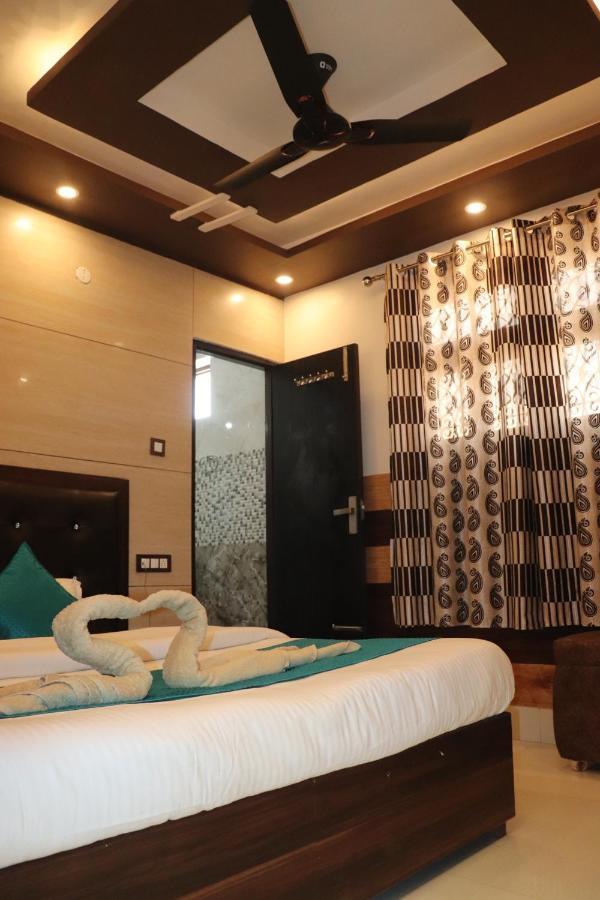 Hotel Famous Haridwar Bagian luar foto