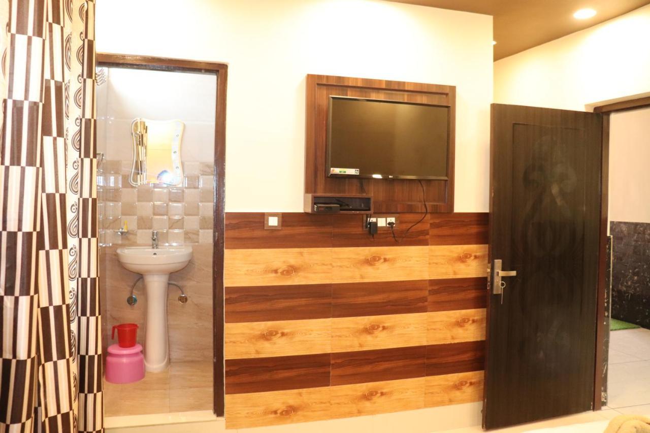 Hotel Famous Haridwar Bagian luar foto