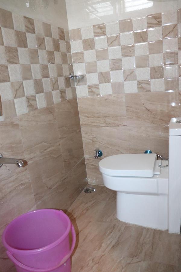 Hotel Famous Haridwar Bagian luar foto