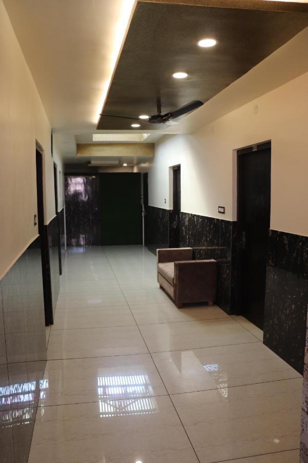Hotel Famous Haridwar Bagian luar foto