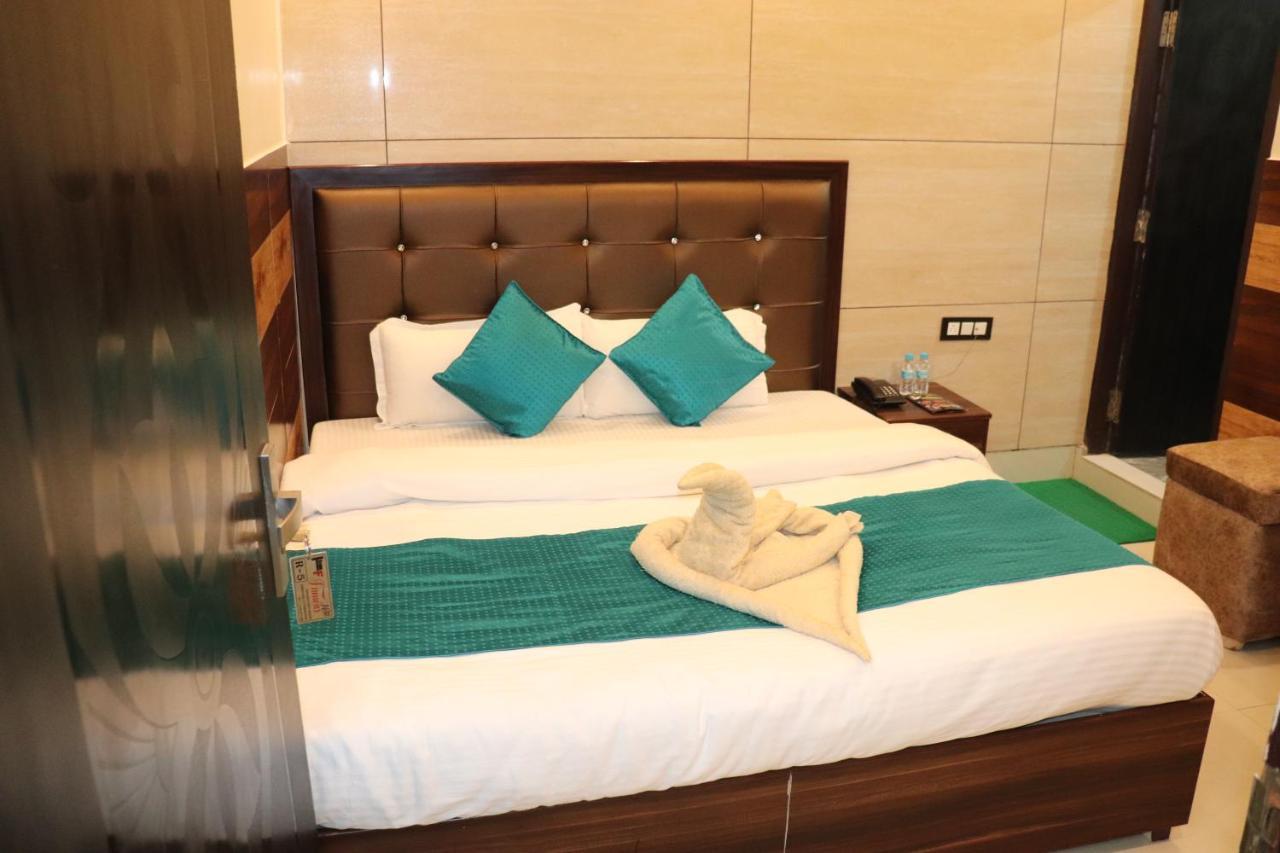 Hotel Famous Haridwar Bagian luar foto