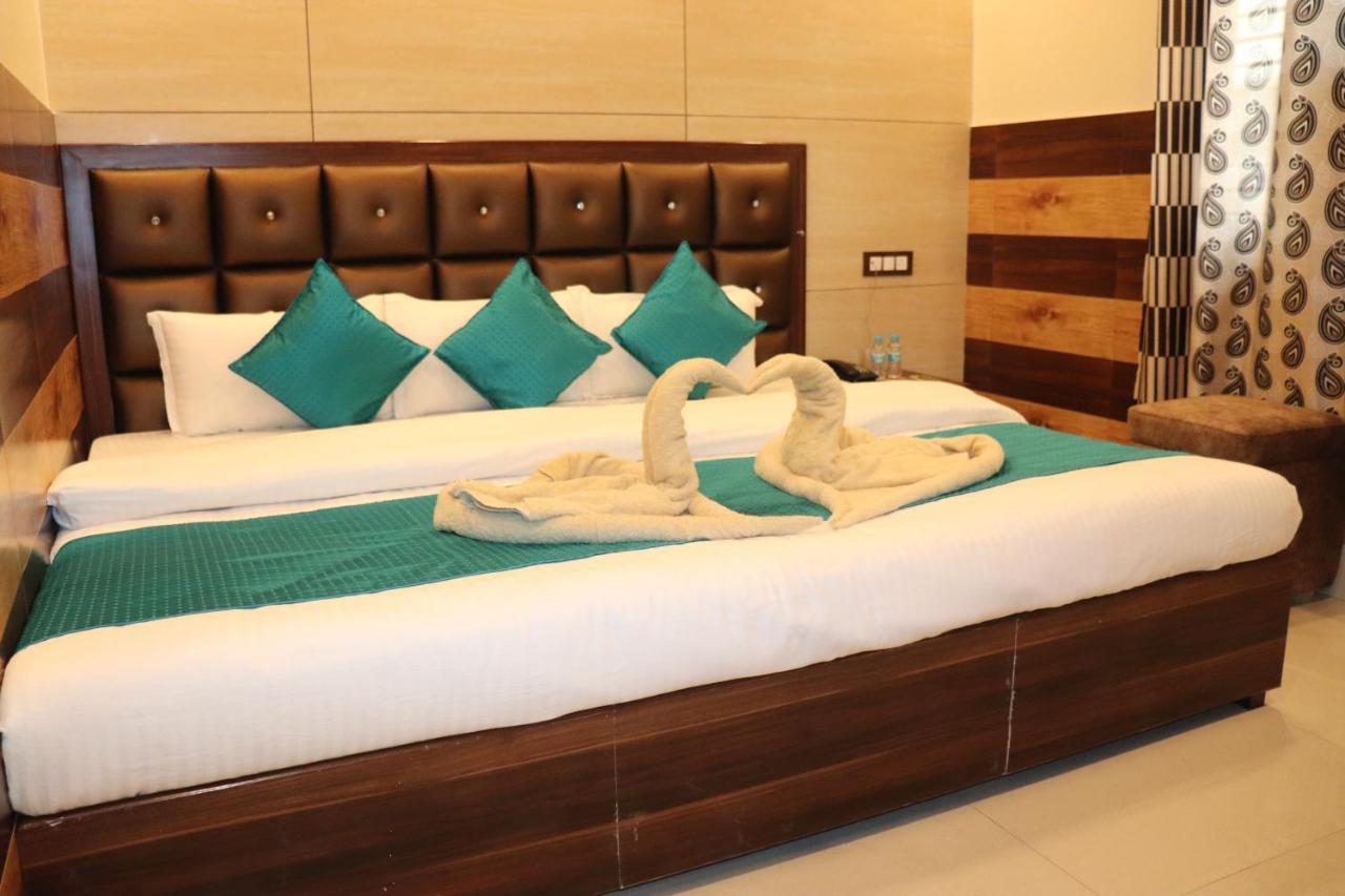 Hotel Famous Haridwar Bagian luar foto