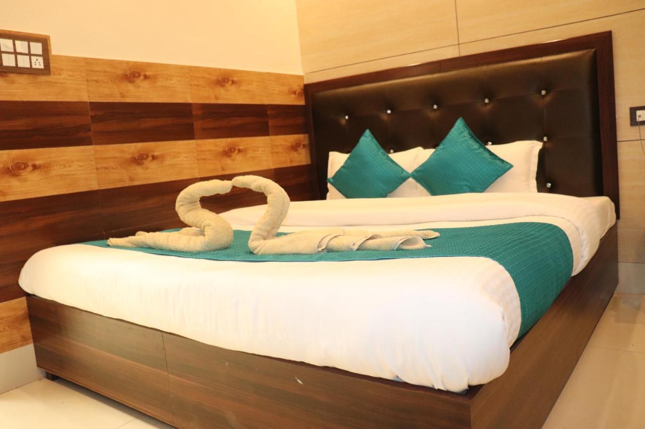Hotel Famous Haridwar Bagian luar foto