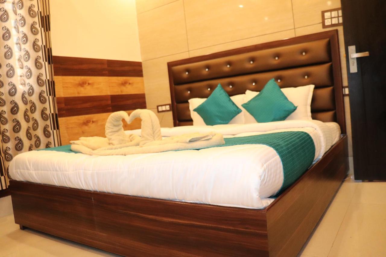 Hotel Famous Haridwar Bagian luar foto