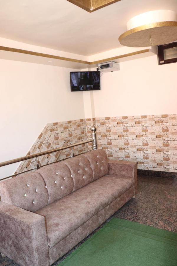 Hotel Famous Haridwar Bagian luar foto