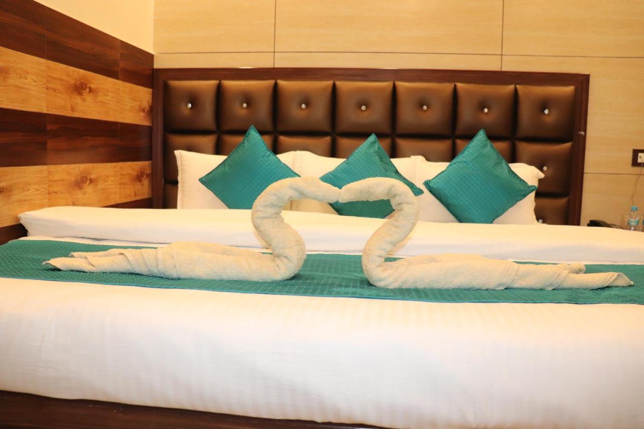 Hotel Famous Haridwar Bagian luar foto