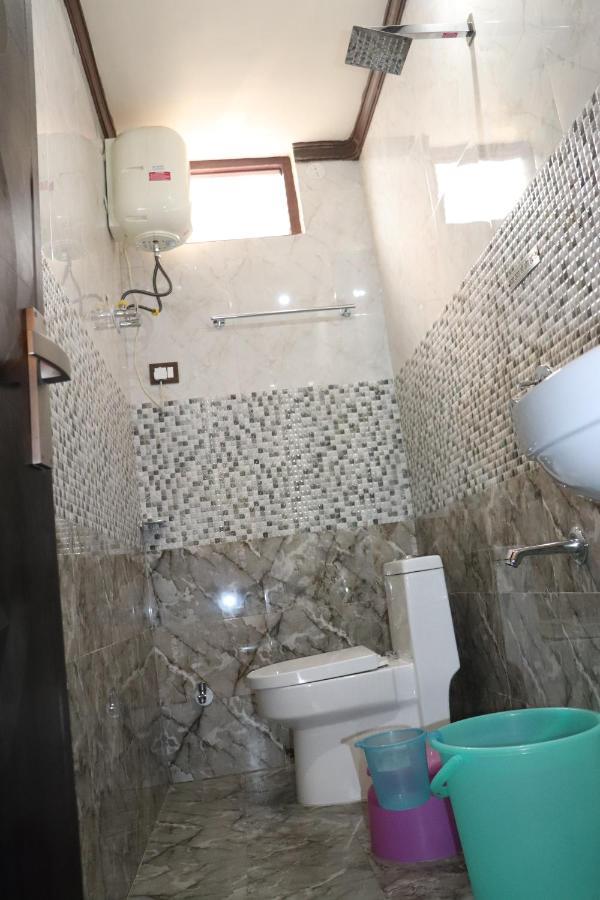 Hotel Famous Haridwar Bagian luar foto