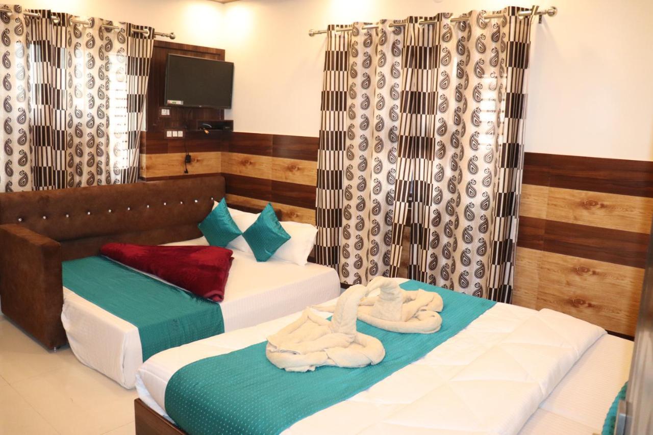 Hotel Famous Haridwar Bagian luar foto