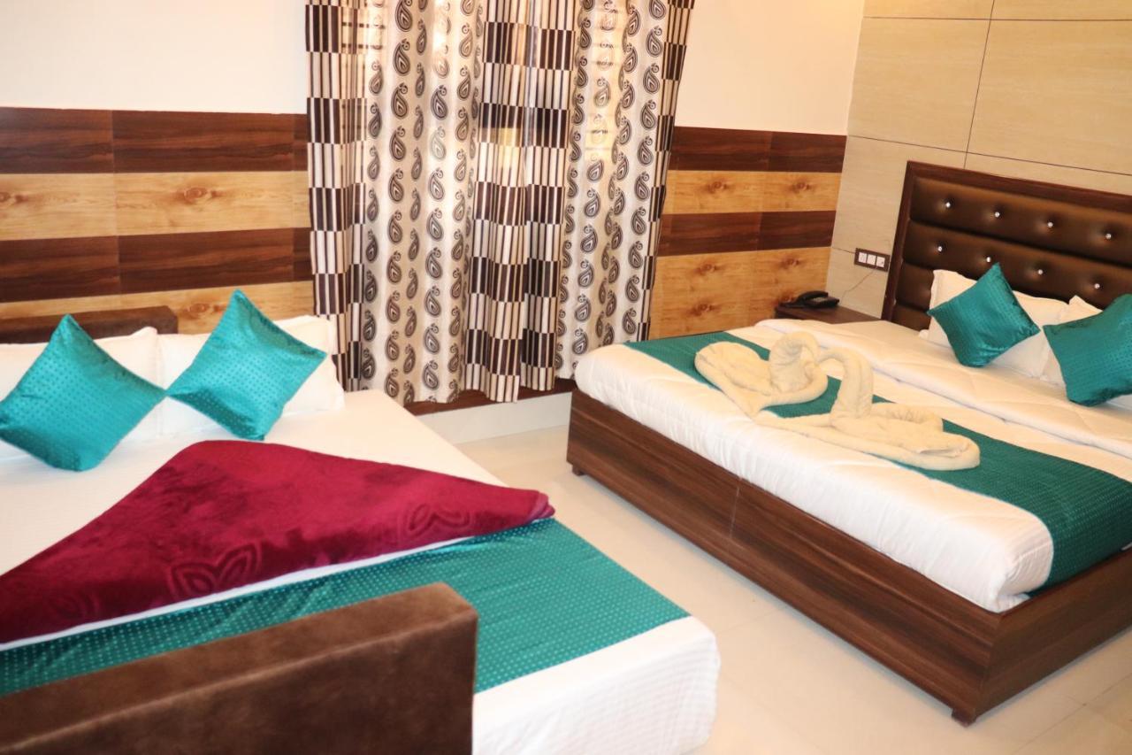 Hotel Famous Haridwar Bagian luar foto