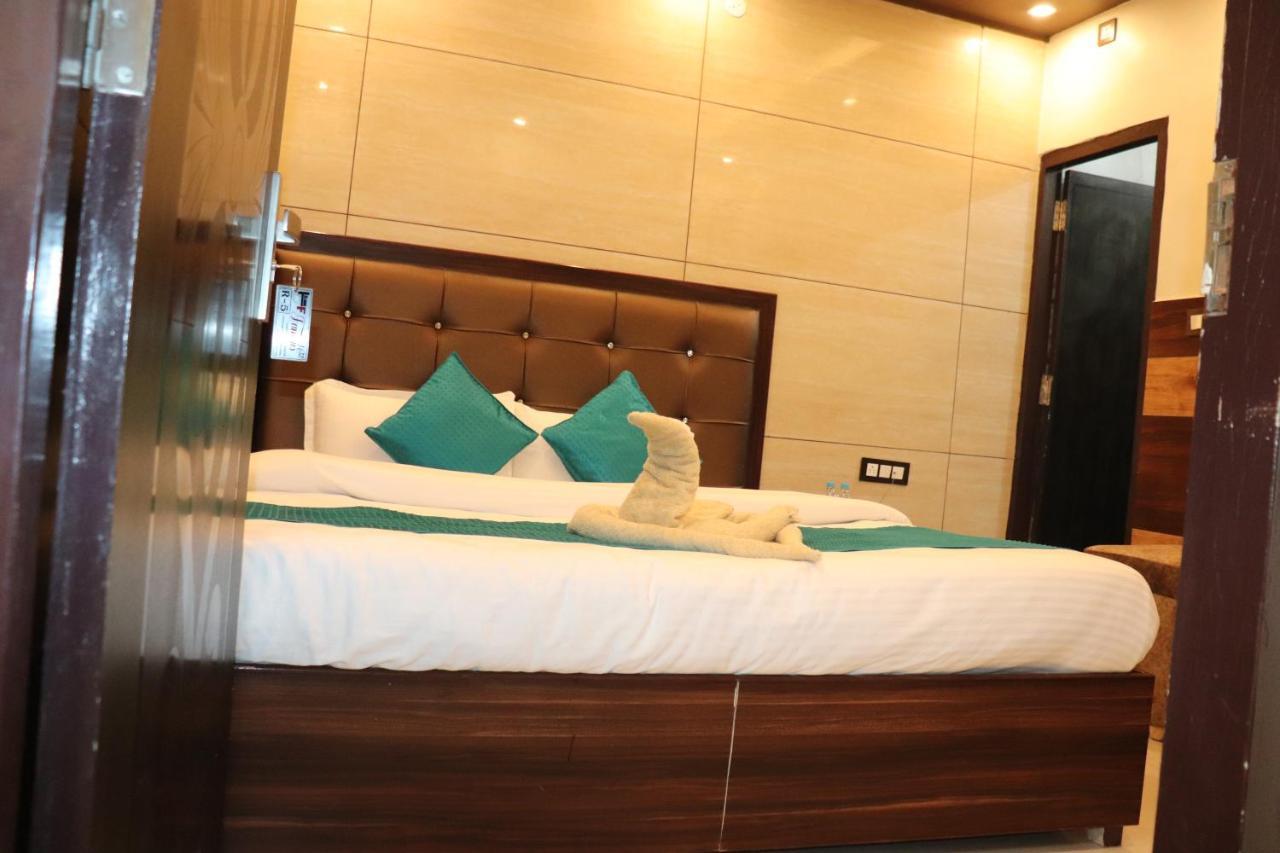 Hotel Famous Haridwar Bagian luar foto