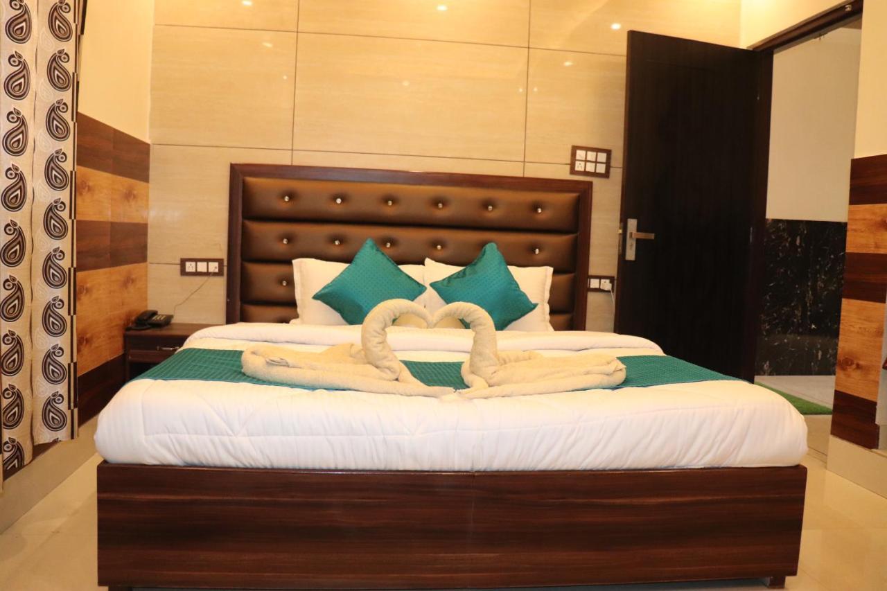 Hotel Famous Haridwar Bagian luar foto