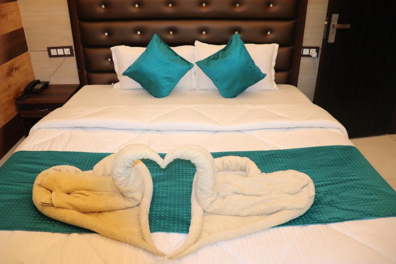 Hotel Famous Haridwar Bagian luar foto